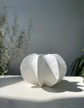 Load image into Gallery viewer, Pod Vase - White