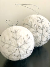 Load image into Gallery viewer, Xmas Balls - set of 2