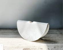 Load image into Gallery viewer, Pleated Swing Vase