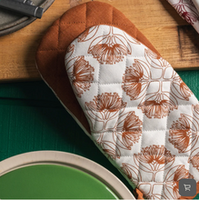 Load image into Gallery viewer, Ali Davies Oven Mitt x 1
